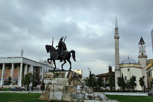 5. Tirana, Albánie. Centrální náměstí, které je nazváno podle národního hrdiny Skanderberga. V pozadí je vidět část historické Edhem Beyovy mešity